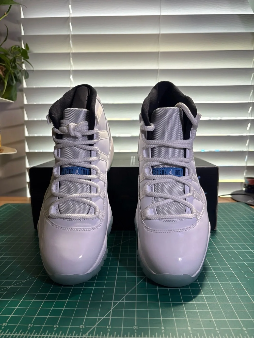 Air Jordan 11 Retro Men’s Size 8 Blue Columbia White Rare Never Worn